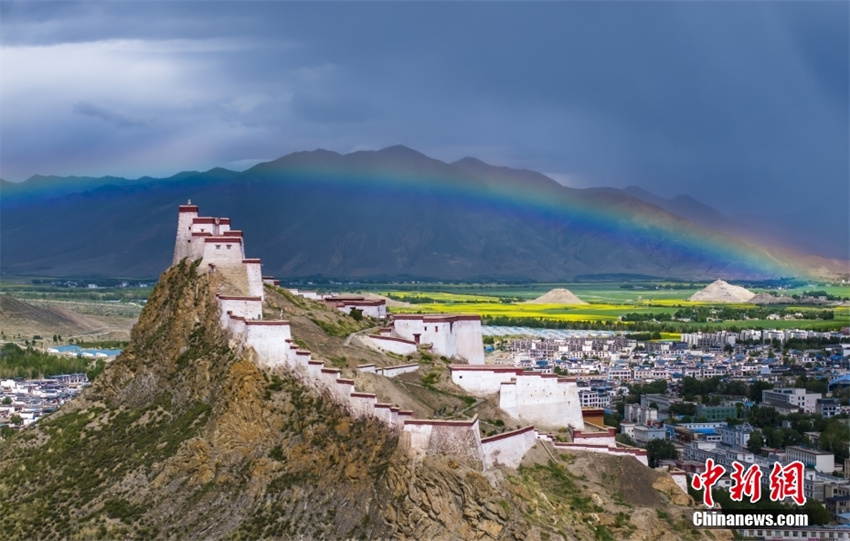 Galeria: raro arco-íris é avistado no Monte Gyantse Dzong em Xizang