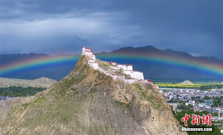 Galeria: raro arco-íris é avistado no Monte Gyantse Dzong em Xizang