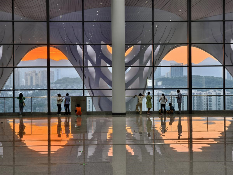 Esta??o Ferroviária de Chongqing inaugura mirante panoramico