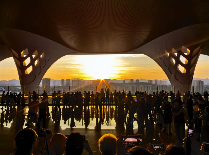 Esta??o Ferroviária de Chongqing inaugura mirante panoramico