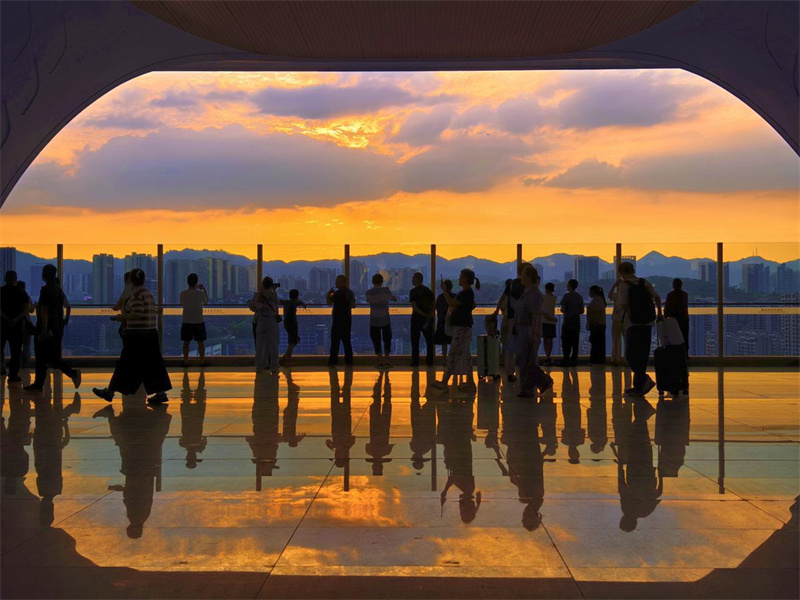 Esta??o Ferroviária de Chongqing inaugura mirante panoramico