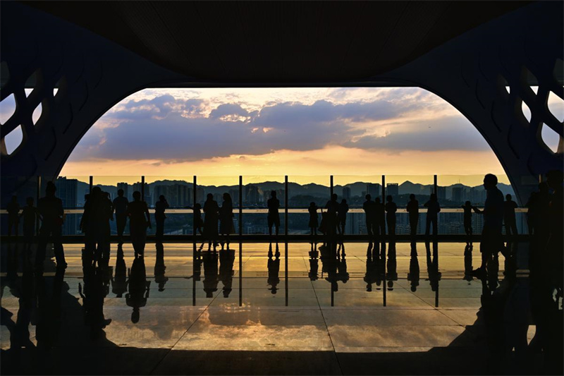 Esta??o Ferroviária de Chongqing inaugura mirante panoramico