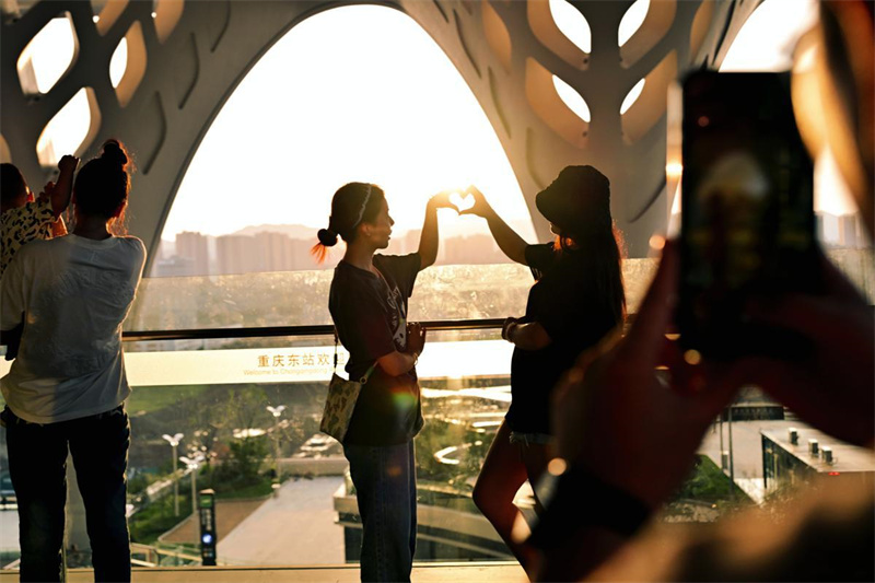 Esta??o Ferroviária de Chongqing inaugura mirante panoramico