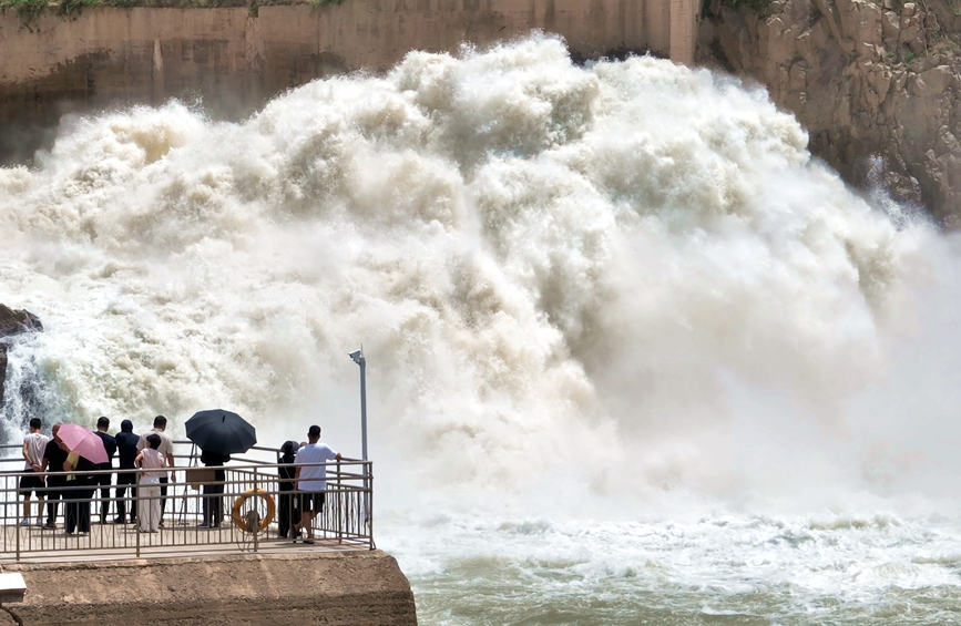 Centro de Conserva??o de água de Sanmenxia abre comportas para regular água e areia no Rio Amarelo