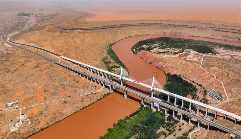 Ningxia: ponte sobre o Rio Amarelo no desfiladeiro de Heishan é conectada com sucesso