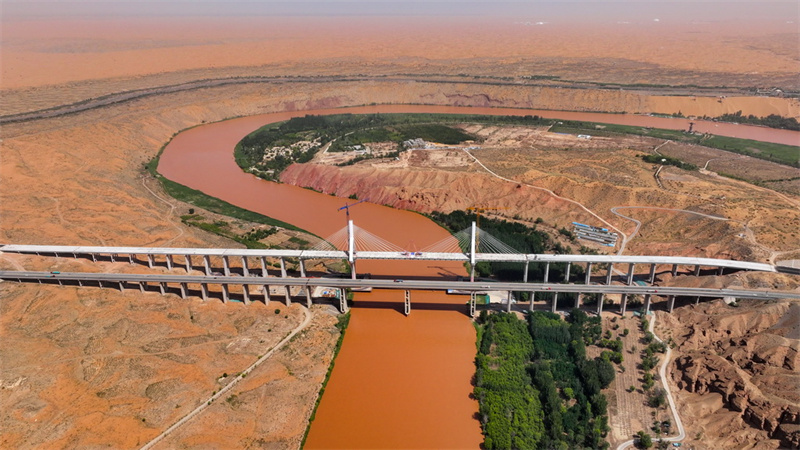 Ningxia: ponte sobre o Rio Amarelo no desfiladeiro de Heishan é conectada com sucesso