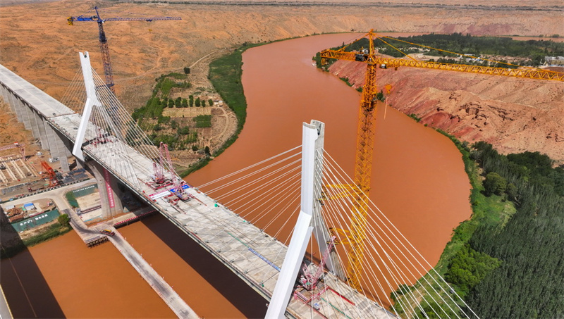 Ningxia: ponte sobre o Rio Amarelo no desfiladeiro de Heishan é conectada com sucesso