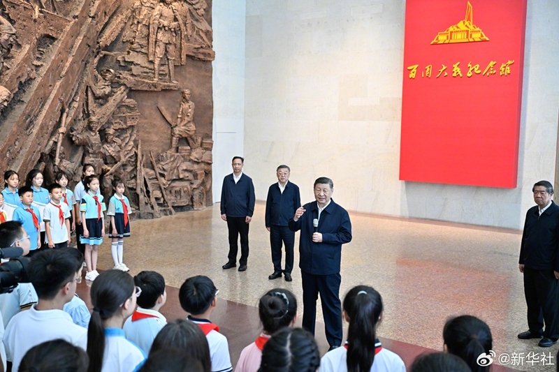 Xi Jinping presta homenagem a mártires da guerra de resistência contra agress?o japonesa
