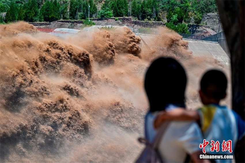 Galeria: descarga de água no reservatório de Xiaolangdi atrai turistas