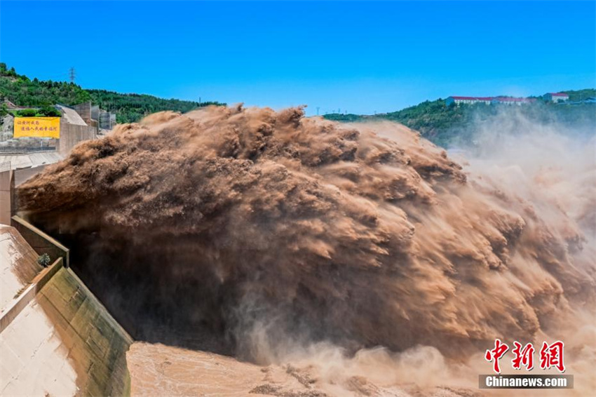Galeria: descarga de água no reservatório de Xiaolangdi atrai turistas
