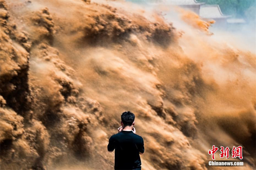 Galeria: descarga de água no reservatório de Xiaolangdi atrai turistas