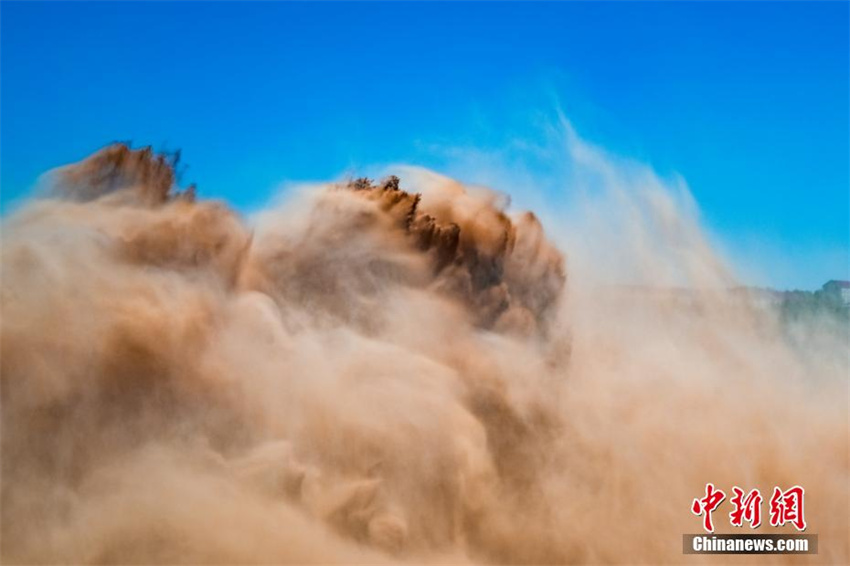 Galeria: descarga de água no reservatório de Xiaolangdi atrai turistas