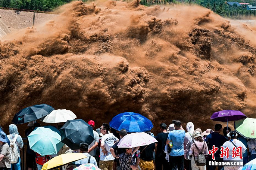 Galeria: descarga de água no reservatório de Xiaolangdi atrai turistas