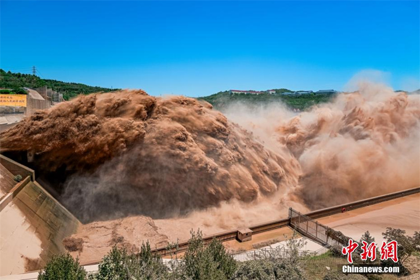 Galeria: descarga de água no reservatório de Xiaolangdi atrai turistas
