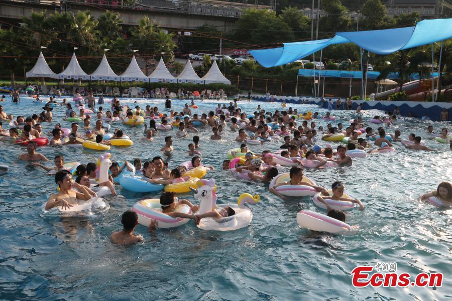 Moradores de Chongqing jogam mahjong na água durante alerta laranja de calor