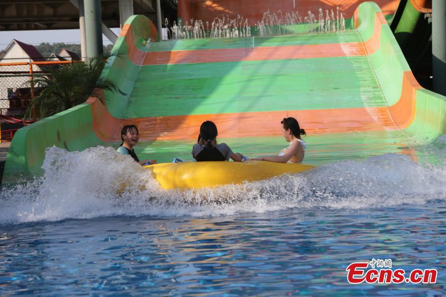 Moradores de Chongqing jogam mahjong na água durante alerta laranja de calor