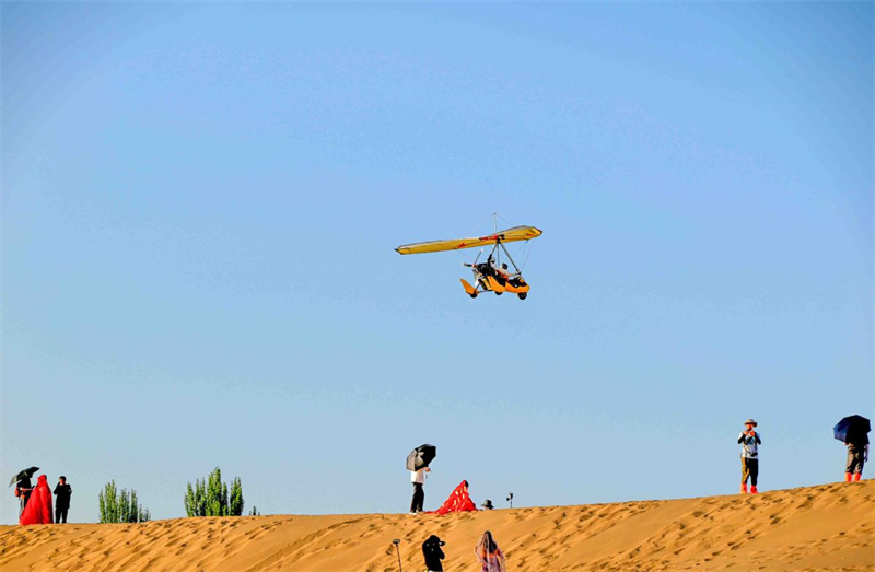 Gansu: Dunhuang aposta em economia de baixa altitude e paisagem desértica para estimular turismo