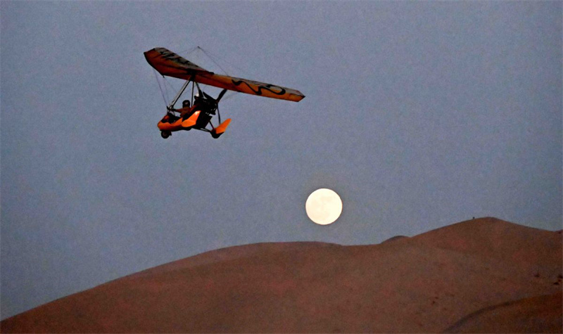 Gansu: Dunhuang aposta em economia de baixa altitude e paisagem desértica para estimular turismo