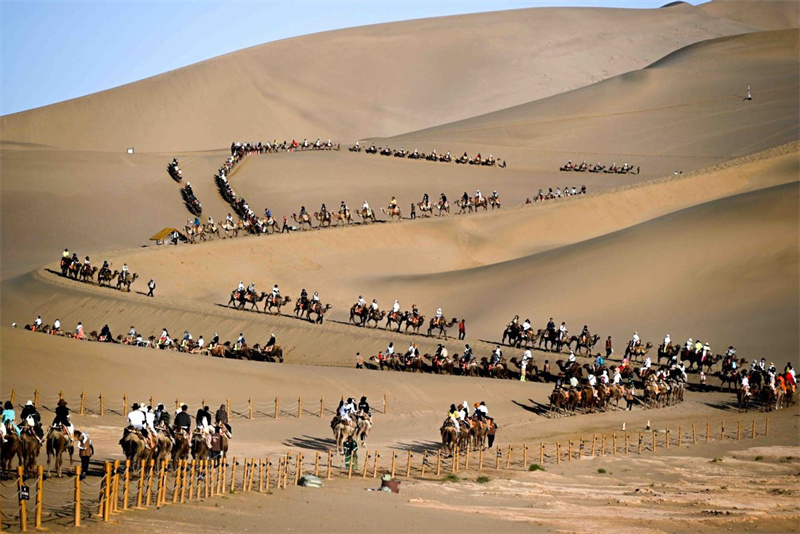 Gansu: Dunhuang aposta em economia de baixa altitude e paisagem desértica para estimular turismo