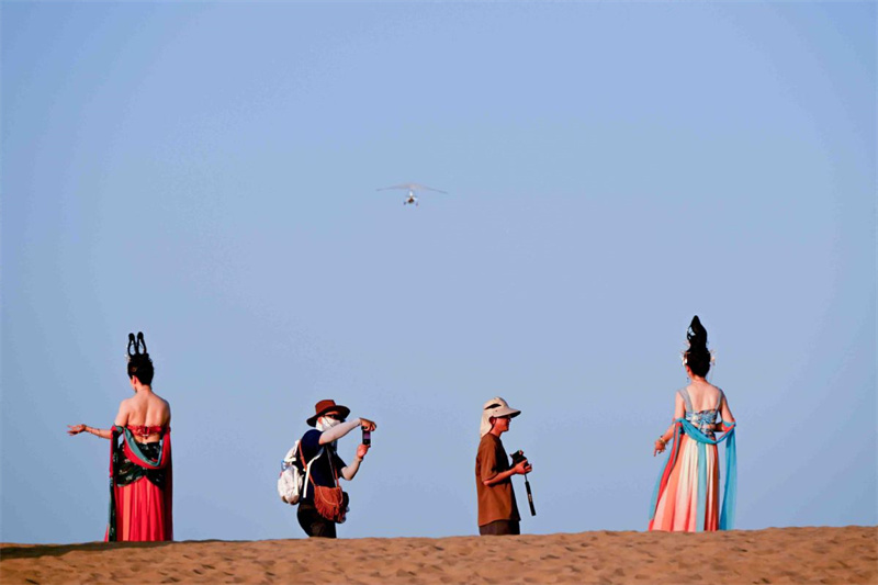 Gansu: Dunhuang aposta em economia de baixa altitude e paisagem desértica para estimular turismo