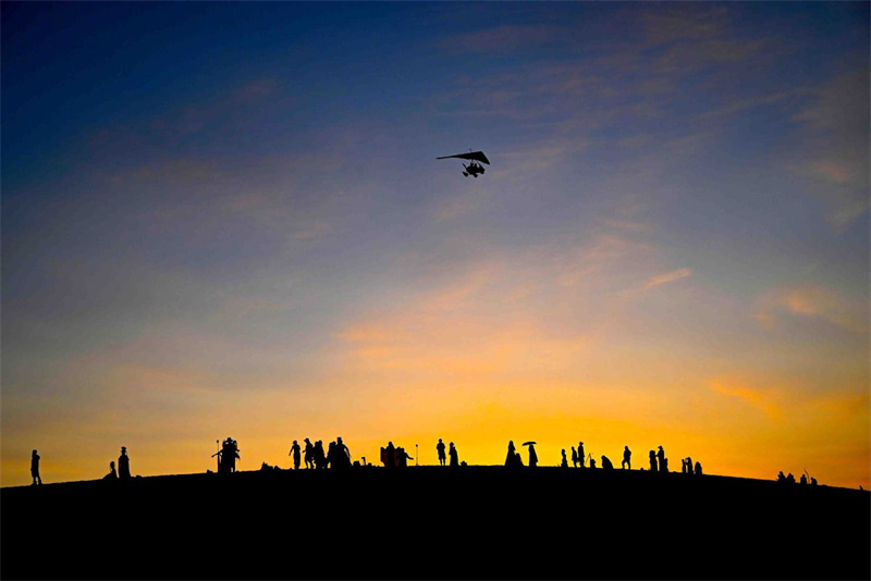 Gansu: Dunhuang aposta em economia de baixa altitude e paisagem desértica para estimular turismo