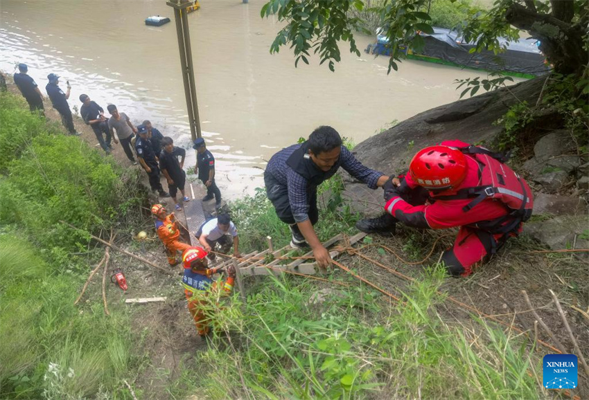 Esfor?os de resgate em andamento após deslizamento de terra em porto na fronteira entre China e Nepal