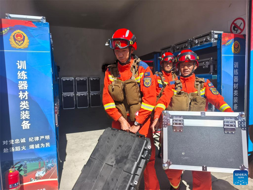 Esfor?os de resgate em andamento após deslizamento de terra em porto na fronteira entre China e Nepal