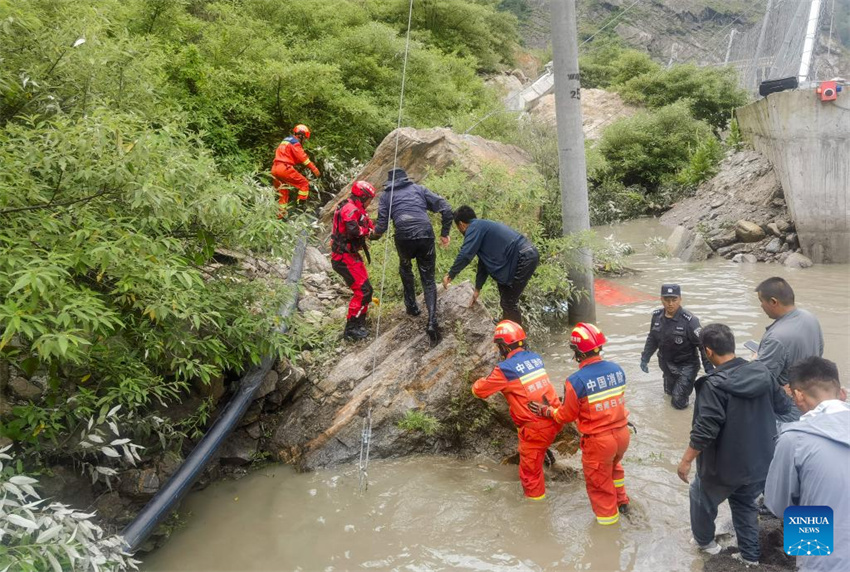 Esfor?os de resgate em andamento após deslizamento de terra em porto na fronteira entre China e Nepal