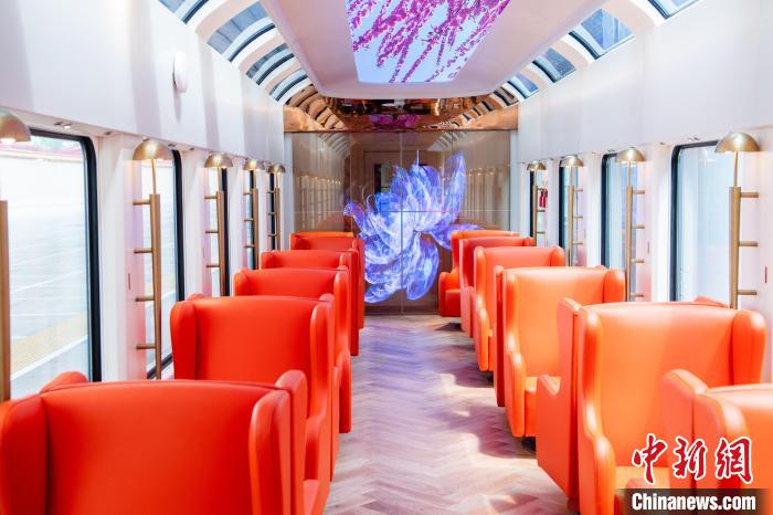 Primeiro trem turístico da regi?o de Beijing-Tianjin-Hebei entra em opera??o