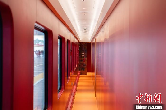 Primeiro trem turístico da regi?o de Beijing-Tianjin-Hebei entra em opera??o