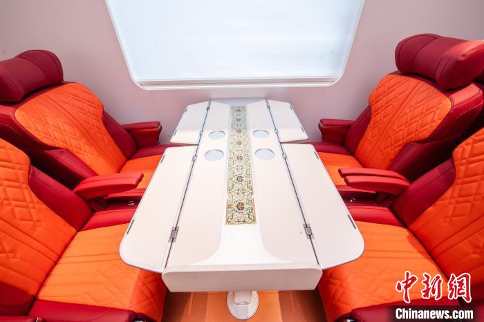 Primeiro trem turístico da regi?o de Beijing-Tianjin-Hebei entra em opera??o