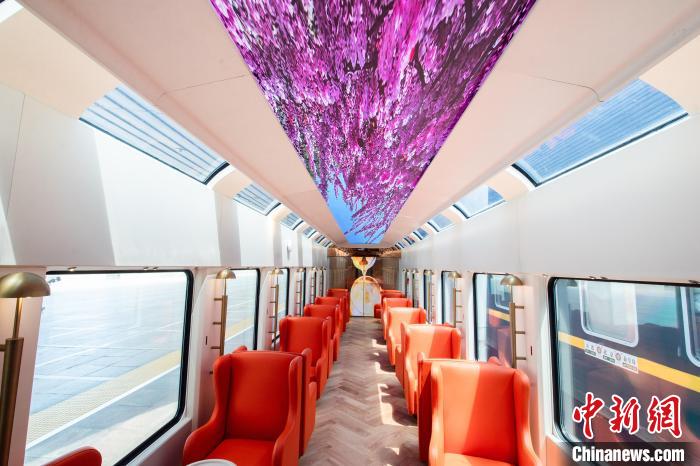 Primeiro trem turístico da regi?o de Beijing-Tianjin-Hebei entra em opera??o