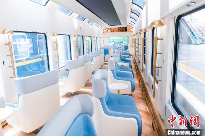 Primeiro trem turístico da regi?o de Beijing-Tianjin-Hebei entra em opera??o