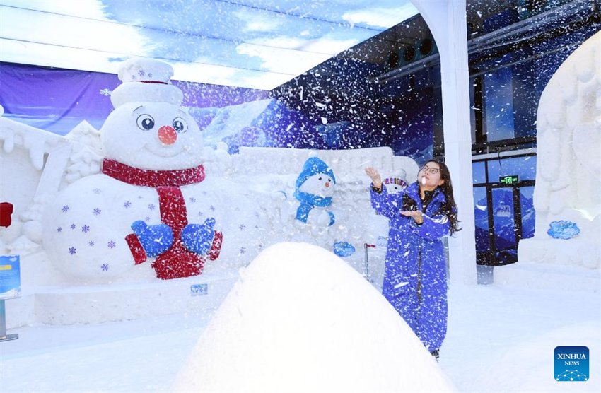 Turistas visitam galeria de arte de gelo e neve reformada do ponto turístico Sun Island em Harbin