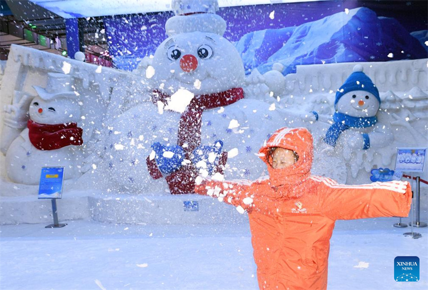 Turistas visitam galeria de arte de gelo e neve reformada do ponto turístico Sun Island em Harbin