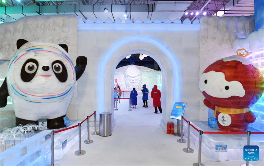 Turistas visitam galeria de arte de gelo e neve reformada do ponto turístico Sun Island em Harbin