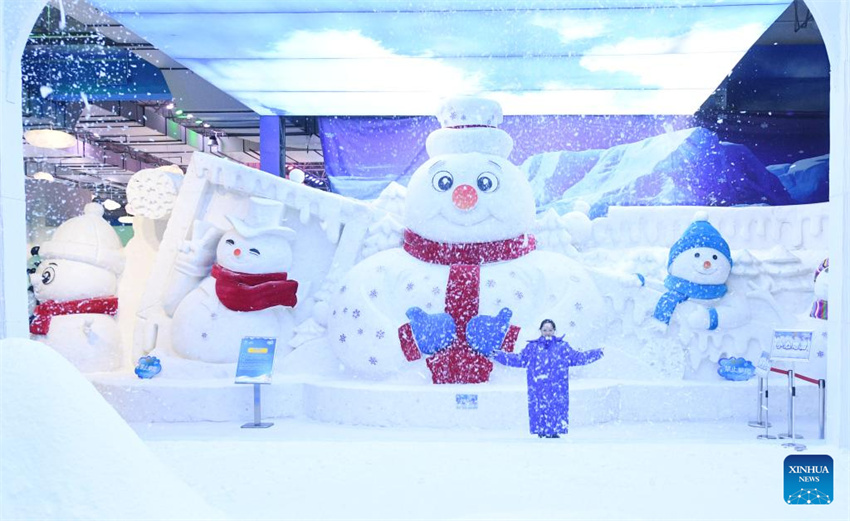 Turistas visitam galeria de arte de gelo e neve reformada do ponto turístico Sun Island em Harbin