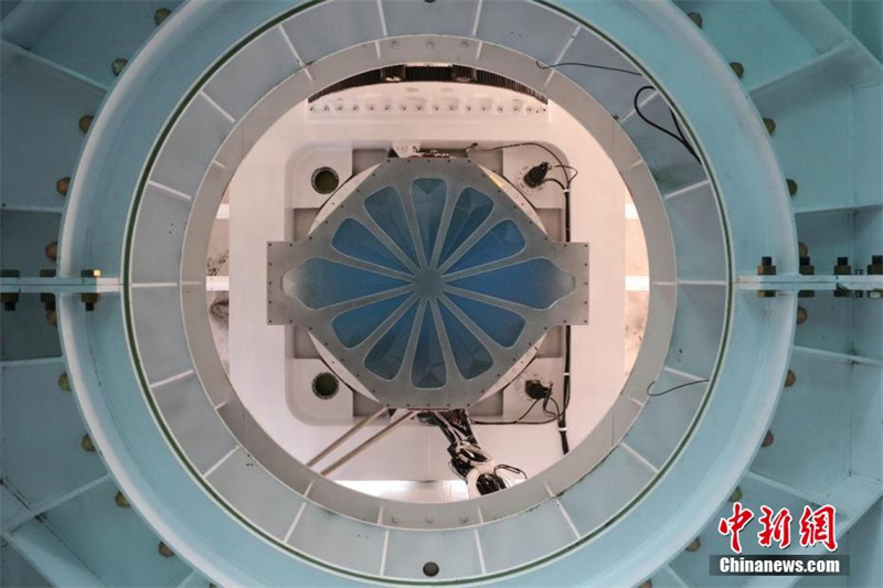 Telescópio no teto do mundo inicia busca pelas ondula??es mais antigas do Big Bang