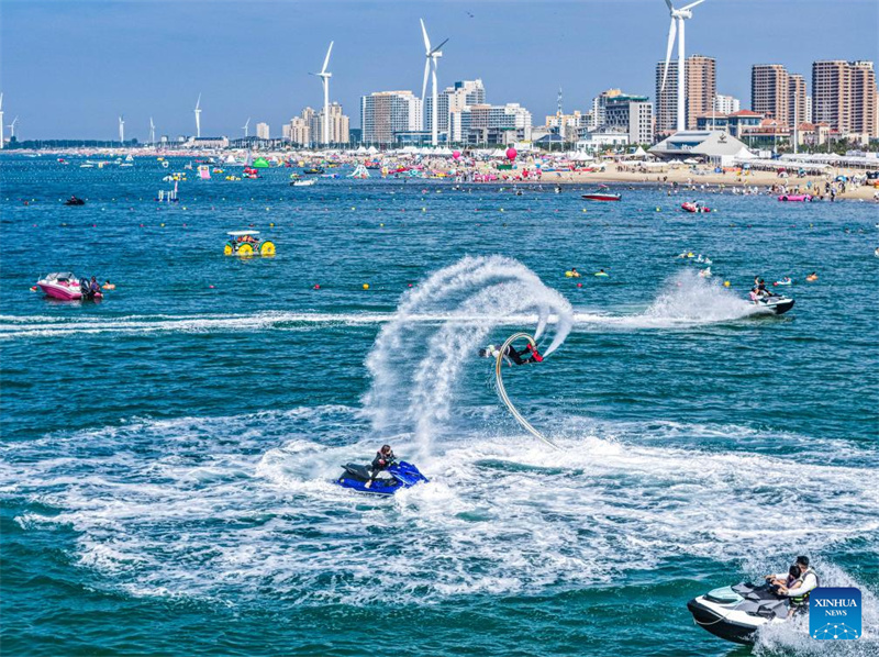 Onda de calor impulsiona economia de lazer aquático em toda China