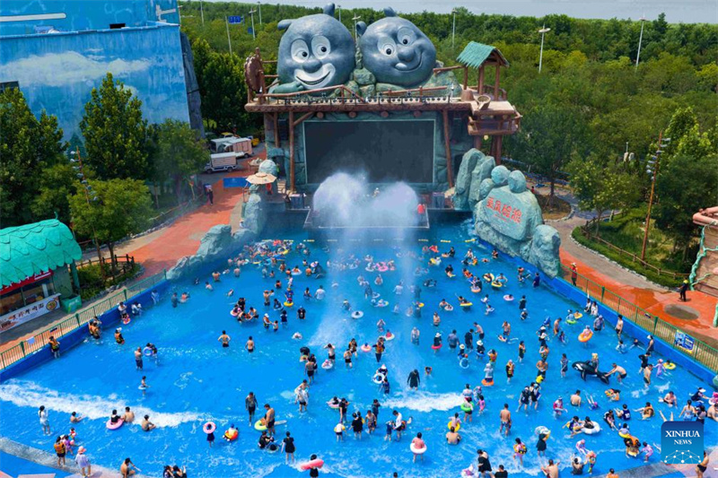 Onda de calor impulsiona economia de lazer aquático em toda China