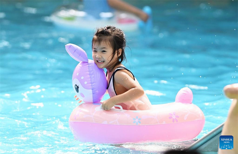 Onda de calor impulsiona economia de lazer aquático em toda China