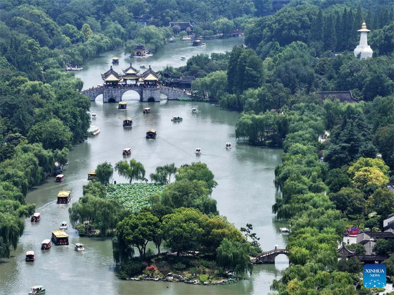 Onda de calor impulsiona economia de lazer aquático em toda China