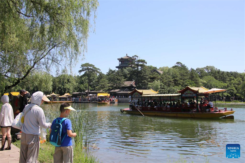Onda de calor impulsiona economia de lazer aquático em toda China