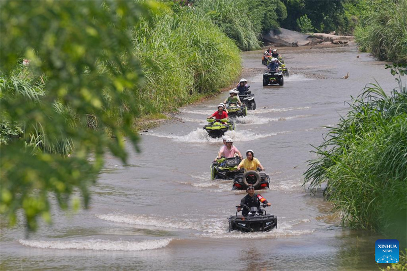 Onda de calor impulsiona economia de lazer aquático em toda China