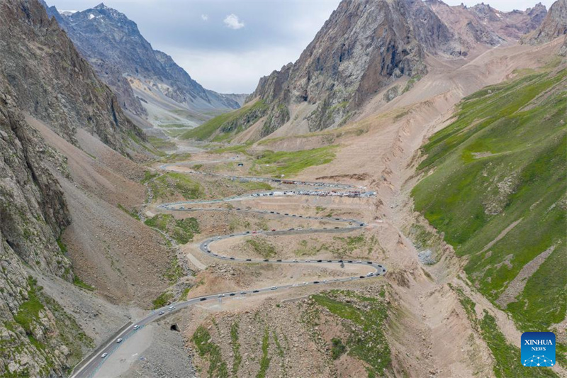 Rodovia Dushanzi-Kuqa de Xinjiang registra boom de turismo no ver?o