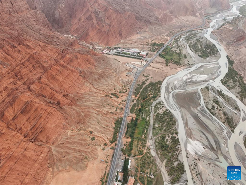 Rodovia Dushanzi-Kuqa de Xinjiang registra boom de turismo no ver?o