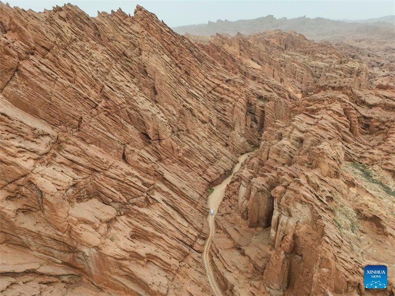 Rodovia Dushanzi-Kuqa de Xinjiang registra boom de turismo no ver?o