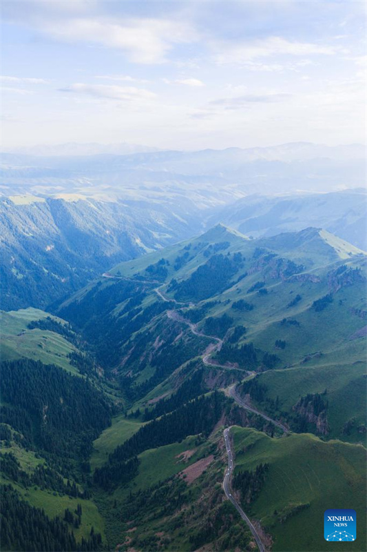 Rodovia Dushanzi-Kuqa de Xinjiang registra boom de turismo no ver?o