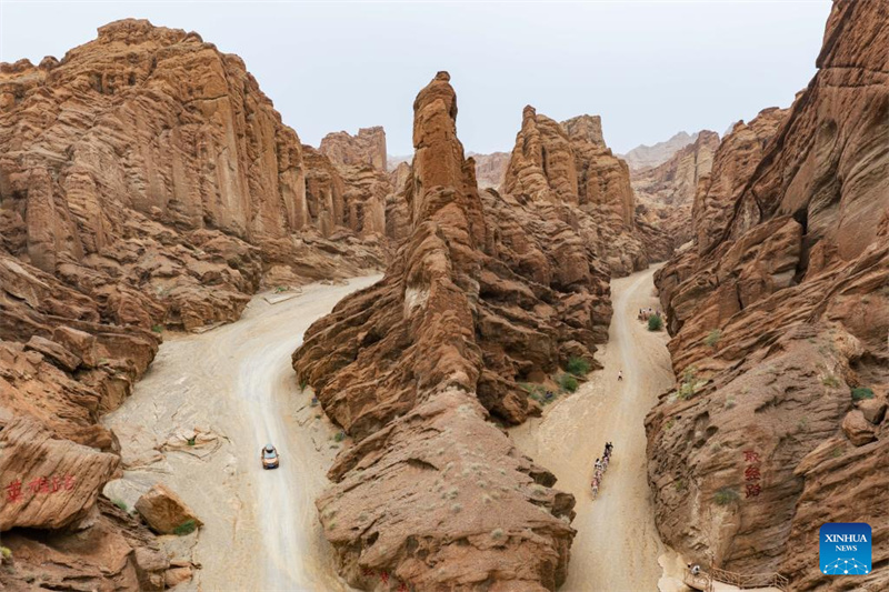 Rodovia Dushanzi-Kuqa de Xinjiang registra boom de turismo no ver?o
