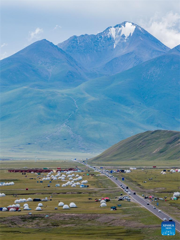 Rodovia Dushanzi-Kuqa de Xinjiang registra boom de turismo no ver?o